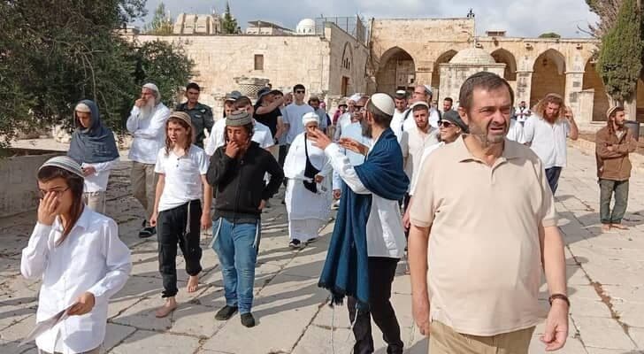 Settlers storm Al-Aqsa as Ben Gvir visits Ibrahimi