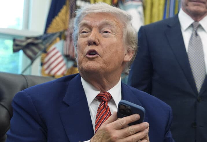 ترمب يعلن ضخ نفط قياسي بمضيق هرمز