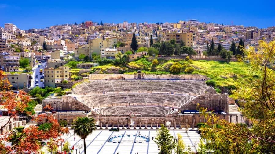 عمّان تجمع بين التراث والحداثة وتوسع الخيارات السياحية للزوار