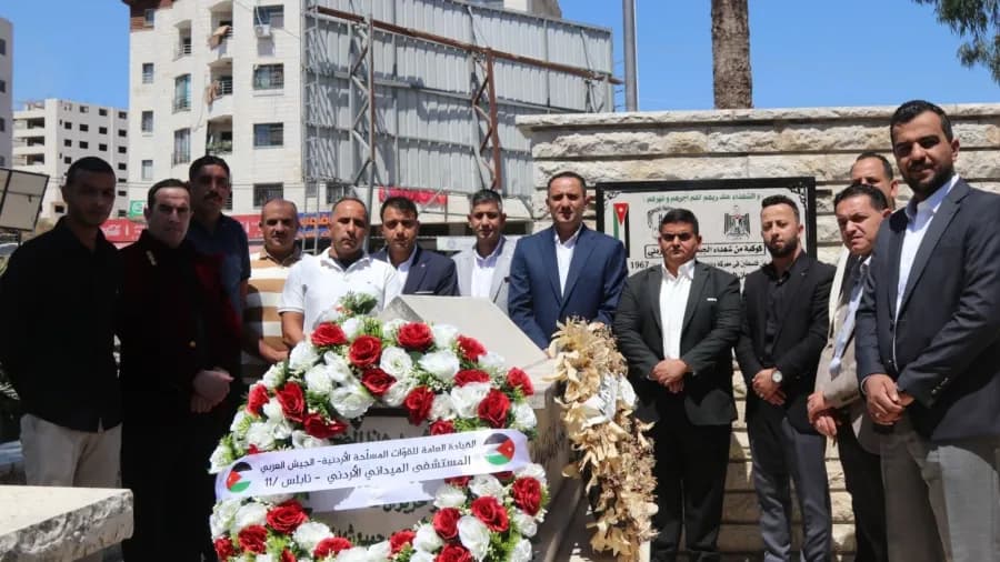 وفد من المستشفى الأردني يزور مقبرة شهداء الجيش في نابلس