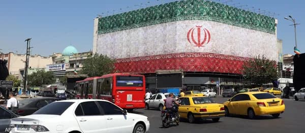 إيران تشغل دفاعاتها الجوية واحتجاجات تهز طهران