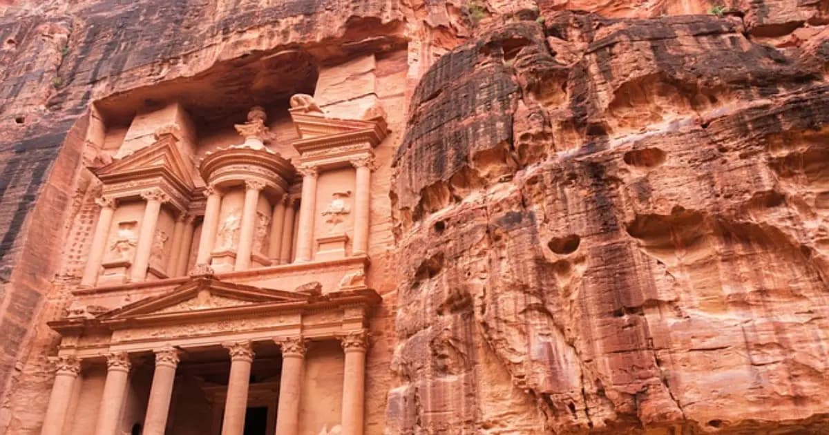 لجنة لوضع آلية ترخيص الفنادق في البتر