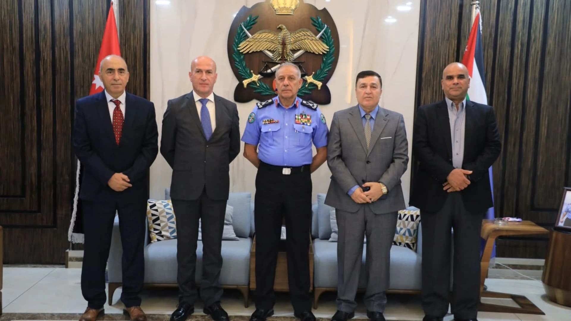 المعايطة يكرم ضباطًا متقاعدين