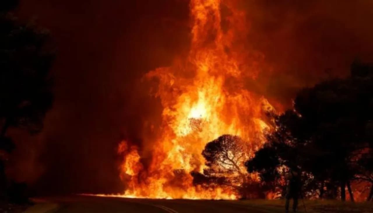 Large fire in France leaves 30,000 residents isolated