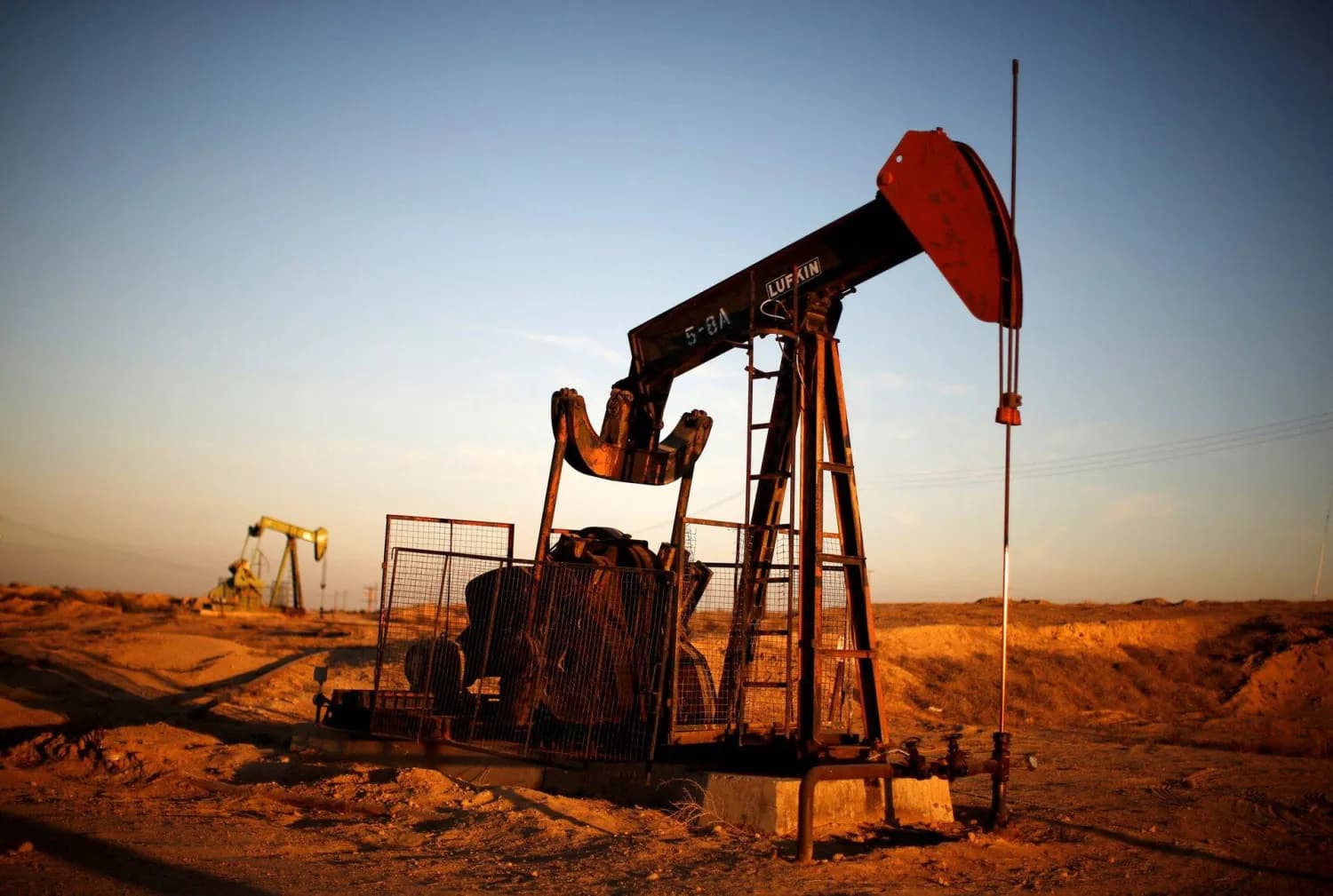 Oil dips amid Strait reopening hopes