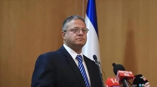 بن غفير يتفقد خنادق قرب سجن فلسطيني