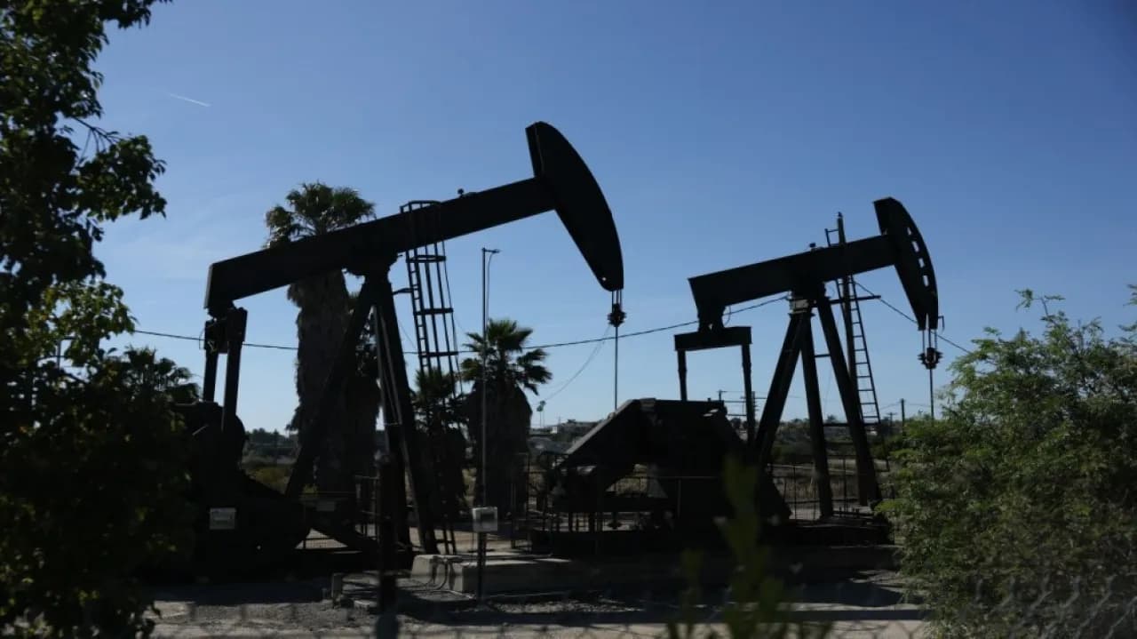 النفط ينخفض 5% إلى 79.36 دولار