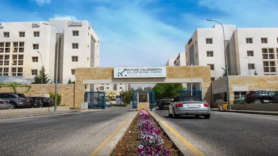 مجمع الأعمال يفرض رسوم على مواقف السيارات