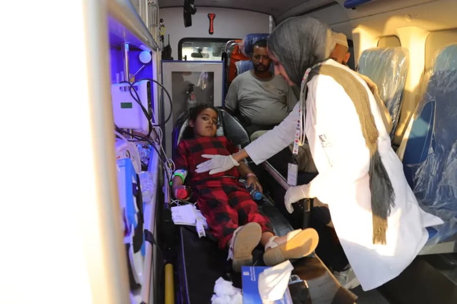 القوات المسلحة تُنقل الأطفال المرضى من غزة للأردن