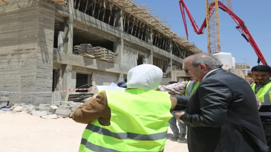 وزير الأشغال يزور مشروع مدرسة أم الأسود للبنات