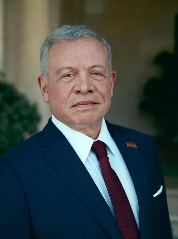 الملك في معان ويجالس وجهاء الأهالي