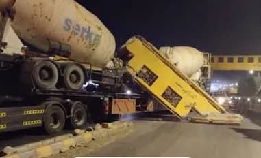 سقوط جزء من جسر مشاه وإغلاق طريق جابر