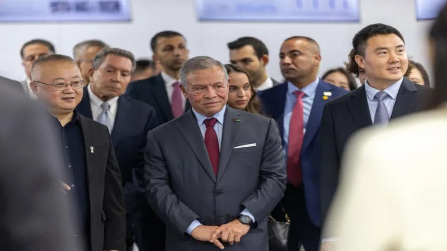 الملك يفتتح مصنع روبوتات في شنغهاي
