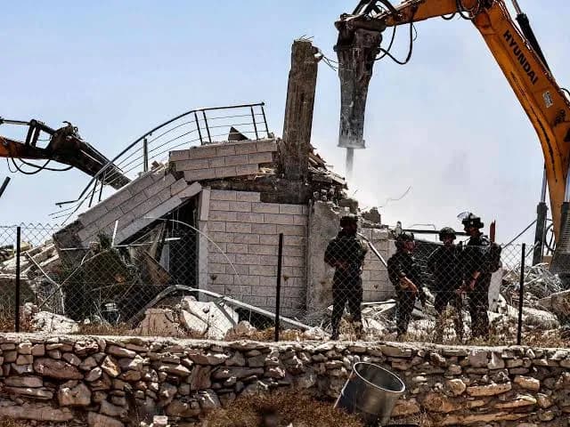 الاحتلال يهدم منازل في الضفة ومسؤولون عن حرق في الخليل