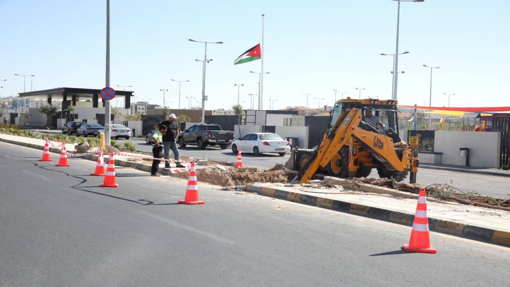 تعديلات مرورية مؤقتة في عمان بسبب تركيب جسر مشاة