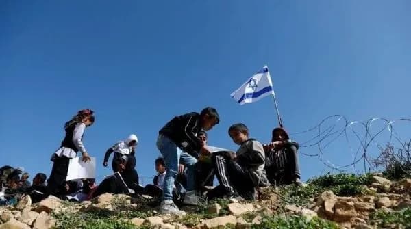 مستوطنون يرفعون العلم الإسرائيلي في منزل فلسطيني بالأغوار
