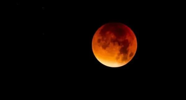 خسوف القمر يقترب من ألمانيا والغيوم تغطي السماء