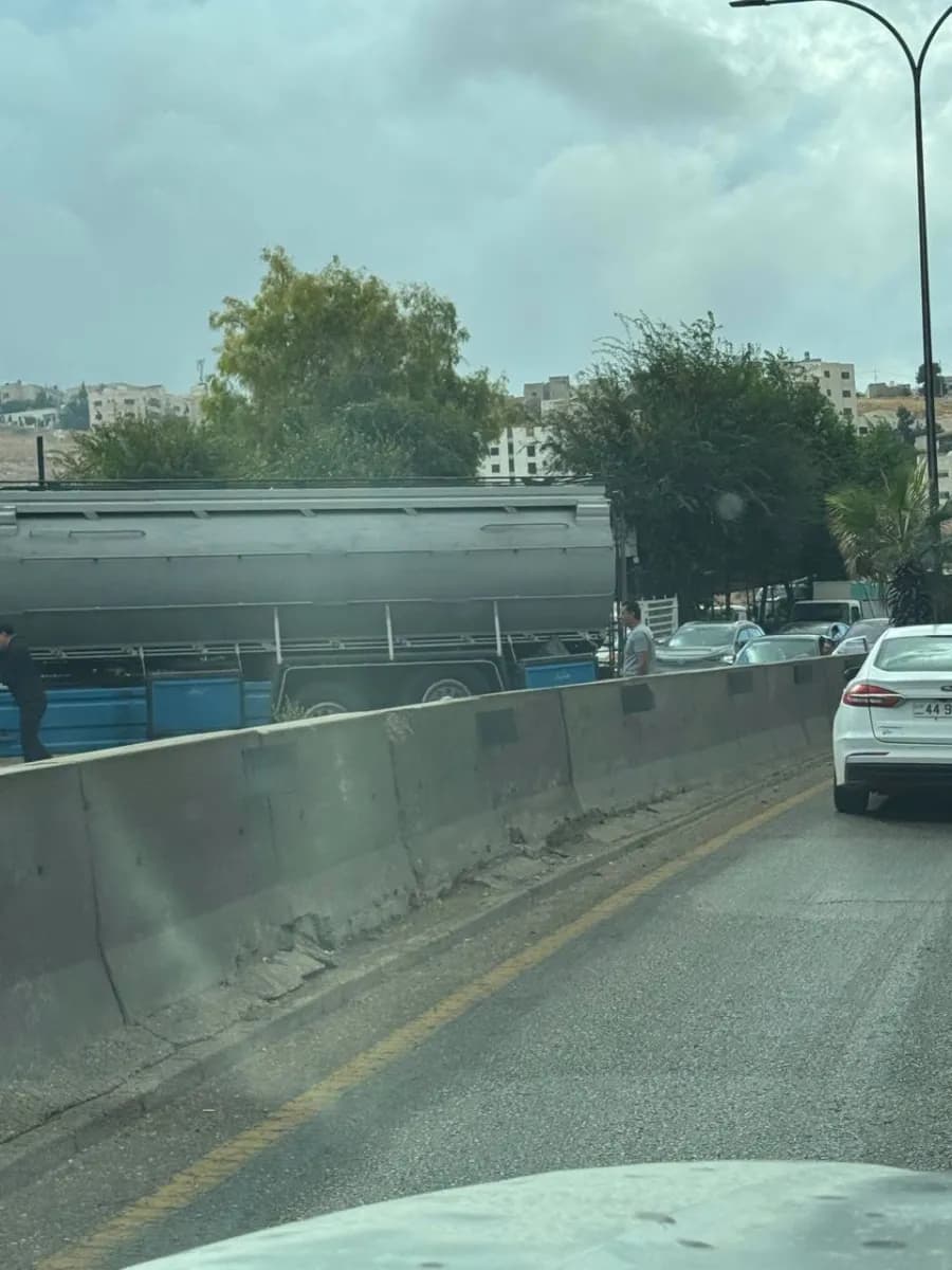 انزلاق صهريج مياه يعطل الطريق في صافوط