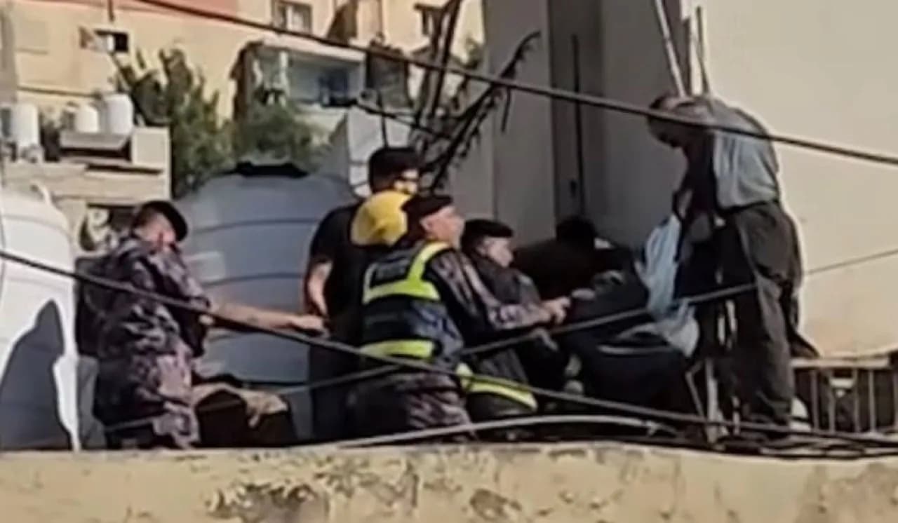 إنقاذ من داخل منور عمارة بعمق 13 مترا