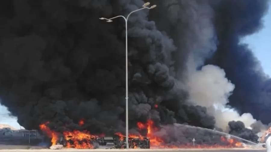 إغلاق الطريق الصحراوي بعد انقلاب واشتعال صهريج في القويرة