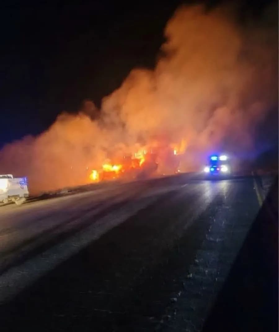 إجلاء طريق النقب بسبب صهريج مشتعل