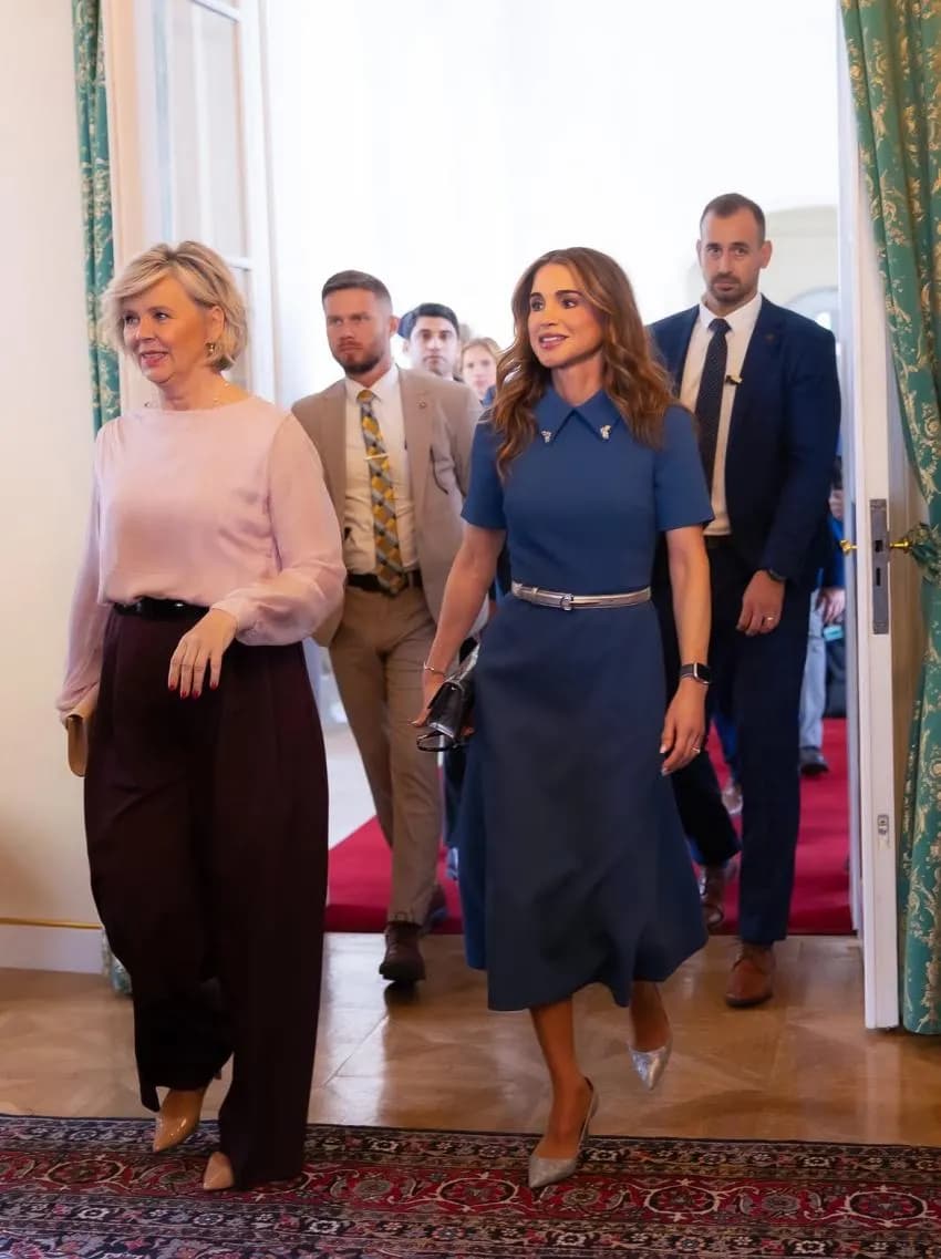 الملكة تنشر صورا مع الملك في براغ