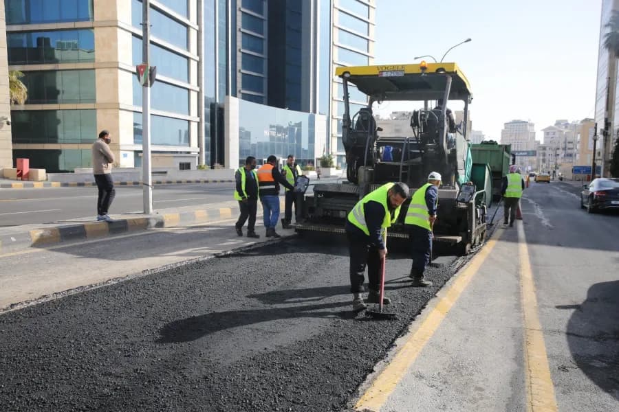 أمانة عمان تزيل عوائق شارع الاستقلال