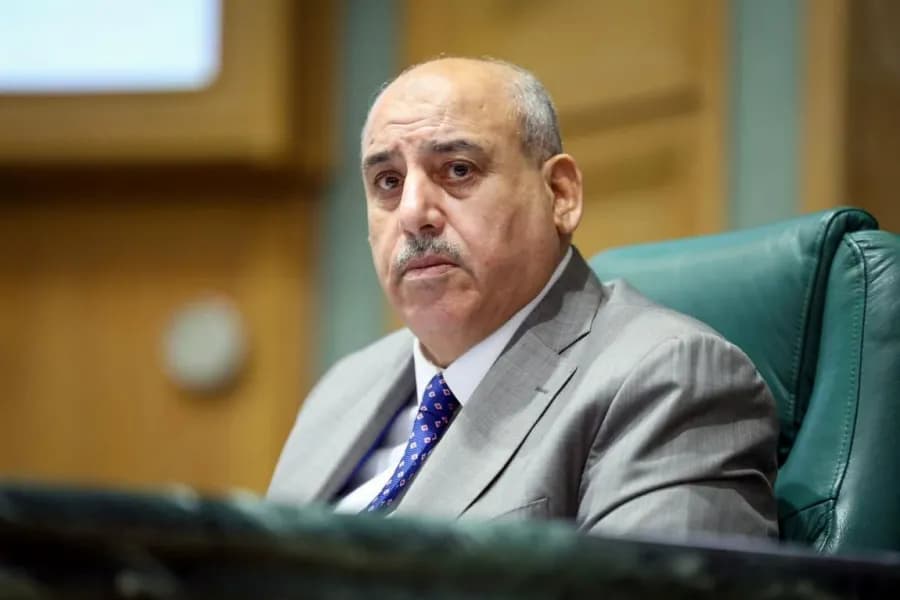 القاضي يحمّل الحوثيين مسؤولية استهداف المدينة