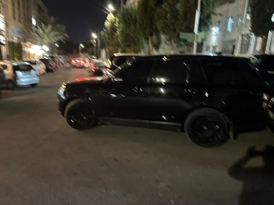 نائب يغلق شارعاً أمام مقهى