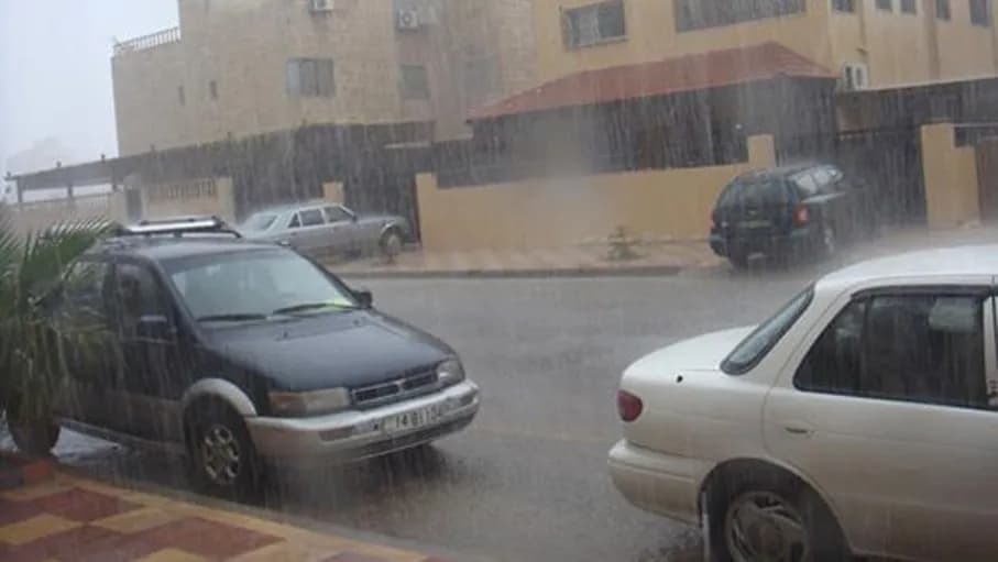 العقبة تحت الأمطار وتحذيرات السيول