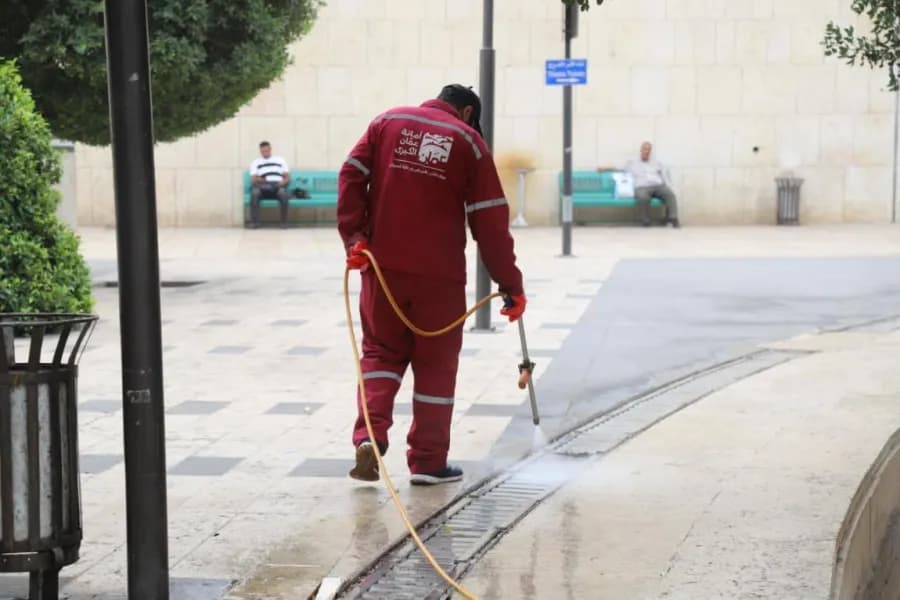 الأمانة تستخدم بكتيريا لتقليل الروائح في وسط البلد