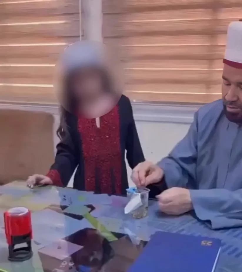 فيديو مسبحة بكأس ماء يثير جدلاً ويقود لاستقالة وزير الأوقاف