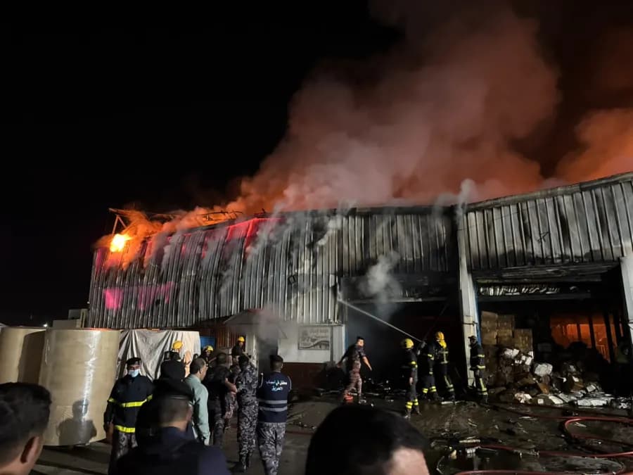 الدفاع المدني يخامم حريقًا في مصنع بإربد