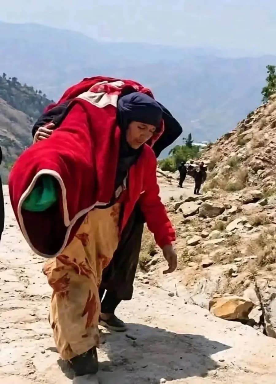 أم يمنية تبكي وهي تحضر جثمان ابنتها