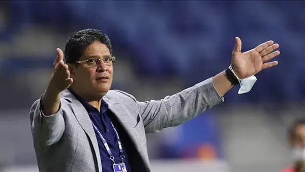 البنك الأهلي يواصل مع أيمن الرمادي