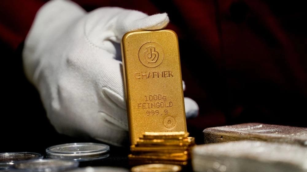 Gold prices climb $20 amid monthly pressures