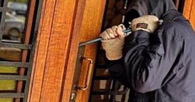 عاطل يسرق مجوهرات وأموال من شقة طبيبة بالصف