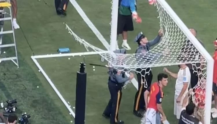 Spain players break World Cup final net
