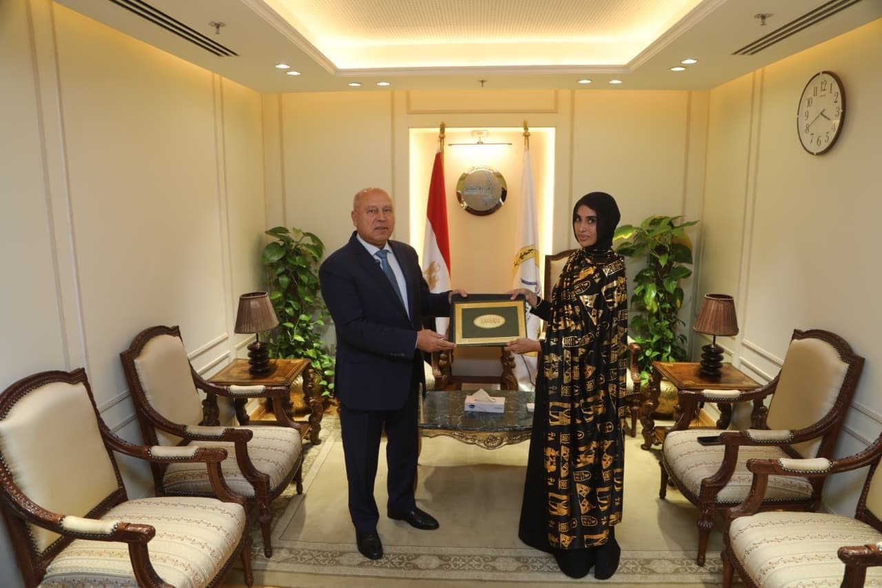 وزير النقل يكرم ليلى الأنصاري لدفاعها عن القطار