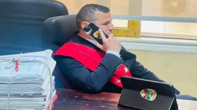 كيف تسلل القاضي المزيف للمحكمة فيديو