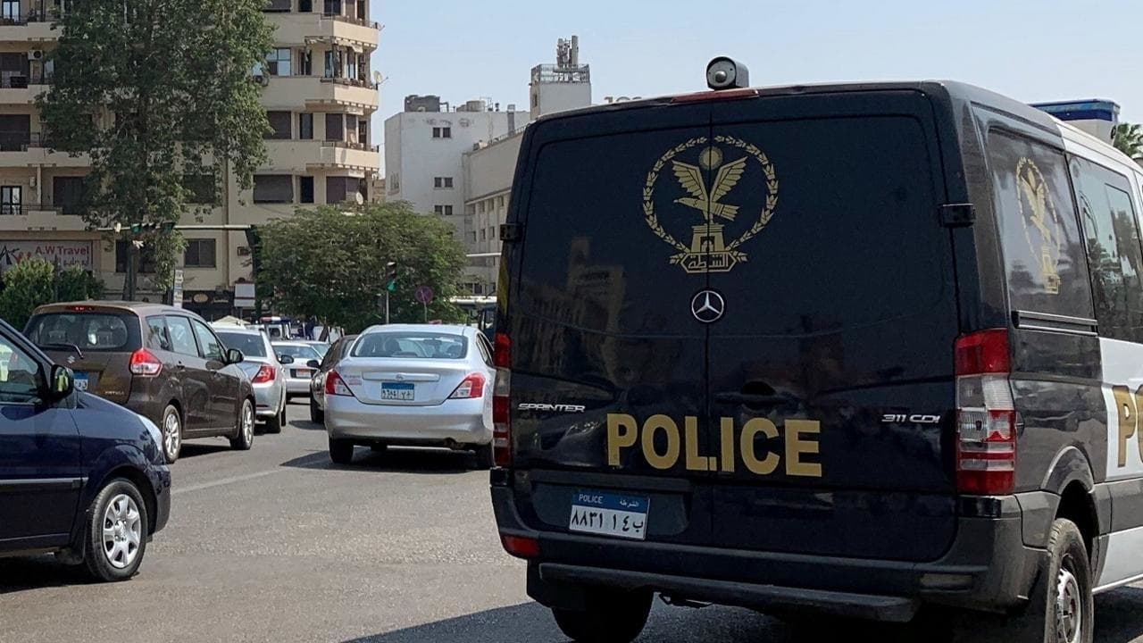 Foreign man caught on moving car roofs in Madawi