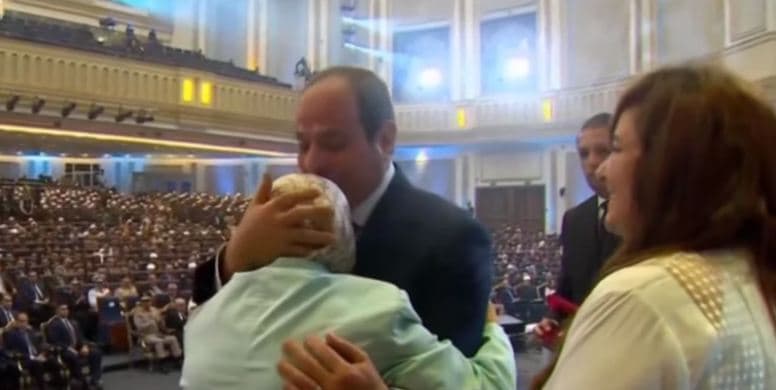 السيسي يكرم آمال إسماعيل بعد دكتوراهها