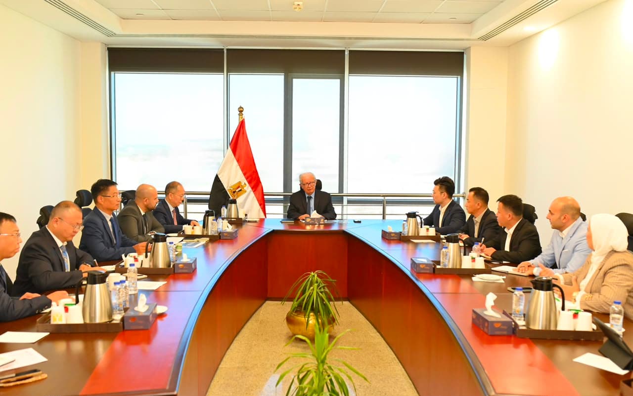 حسن عيسى يبحث استثمار 2 مليار دولار بالمجمع الصناعي في قناة السويس