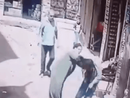 زوجة تتهم المعتدي بسحلها في الشارع