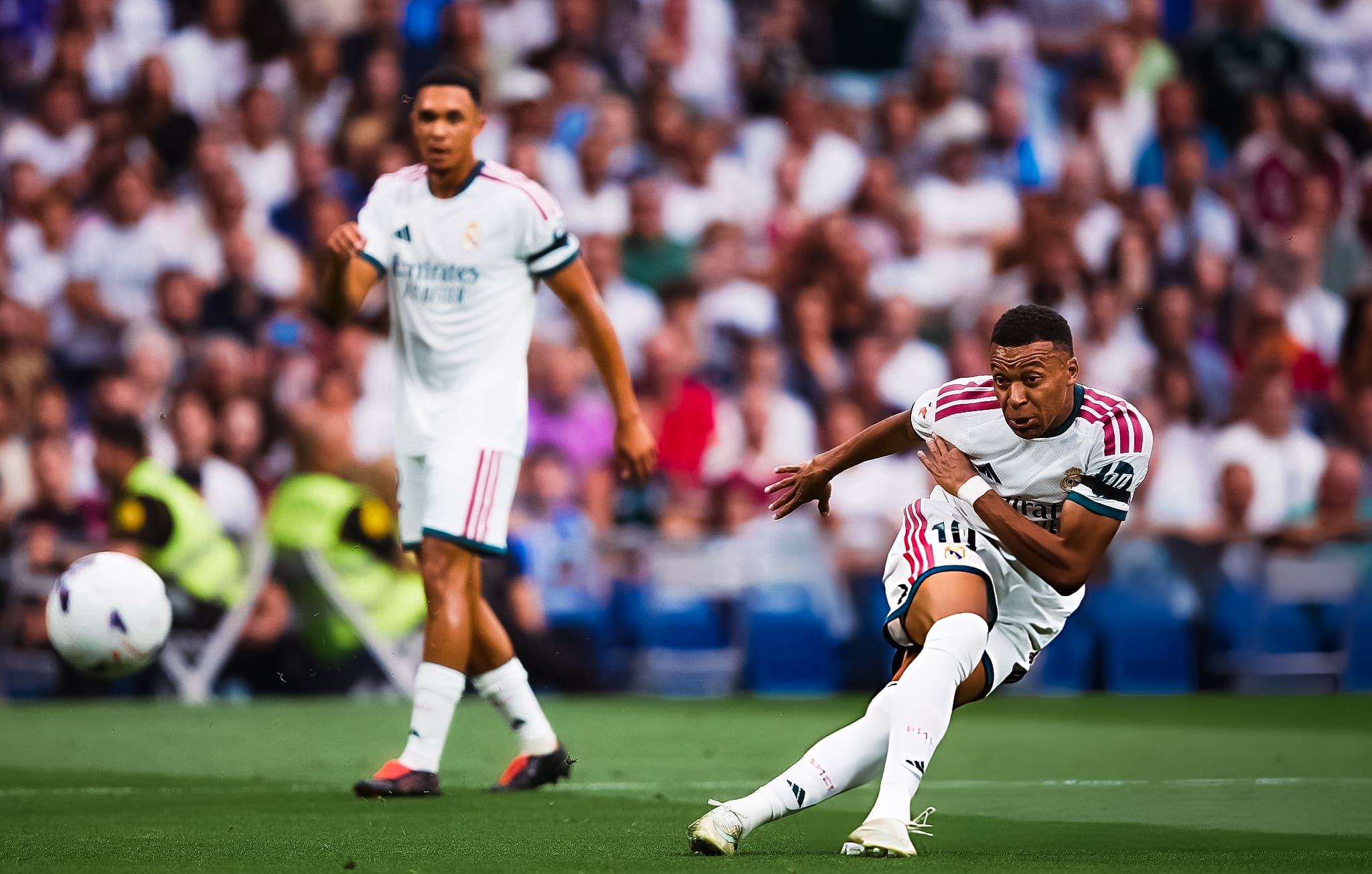 Real Madrid leads La Liga after 4-0 win
