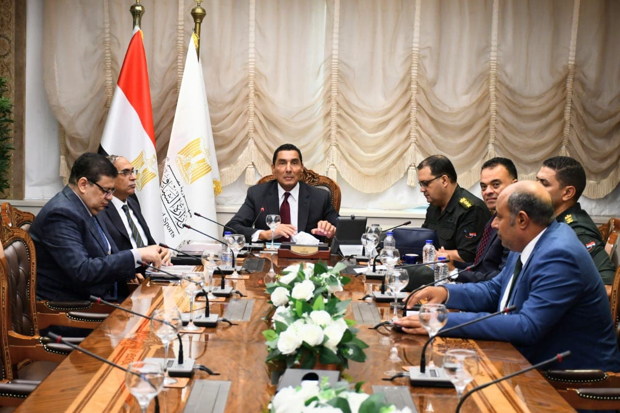 وزير الرياضة يناقش تطوير ستاد النادي المصري