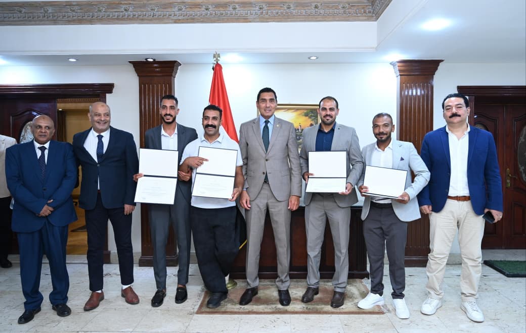 وزير الرياضة يكرم منقذي حمام السباحة