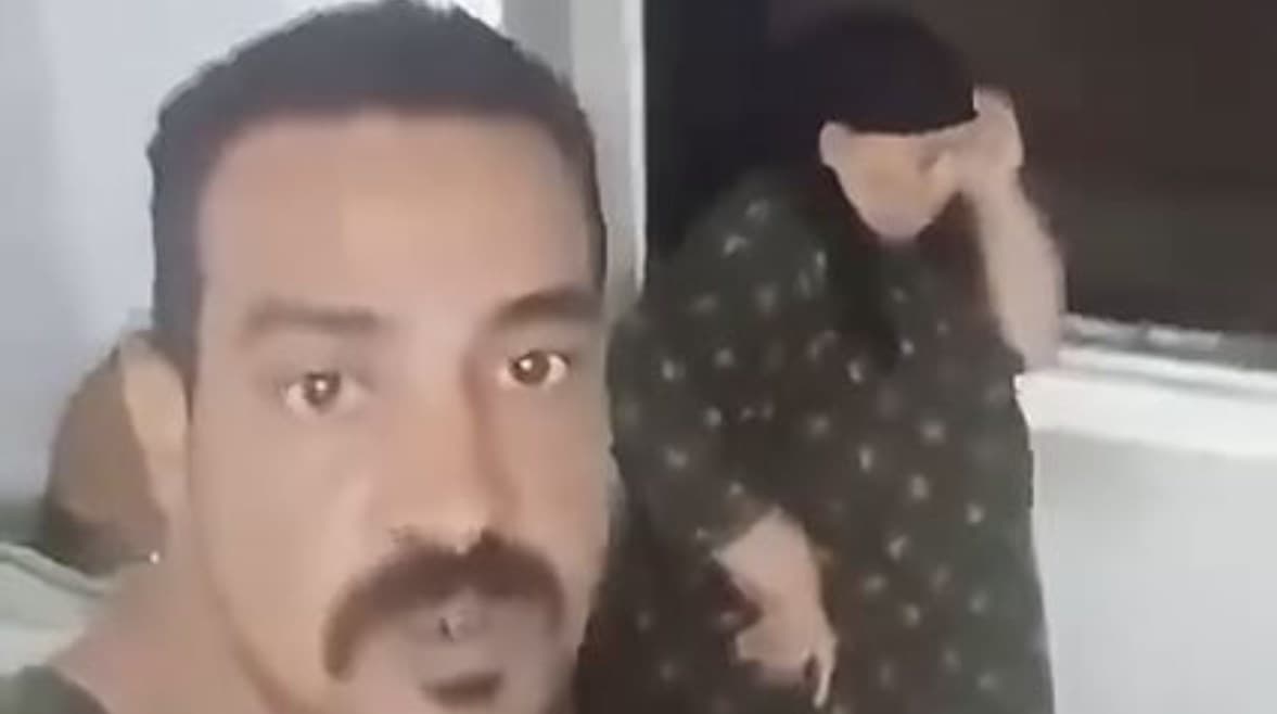 شخص يعتدي على والدة أهلي بسلاح
