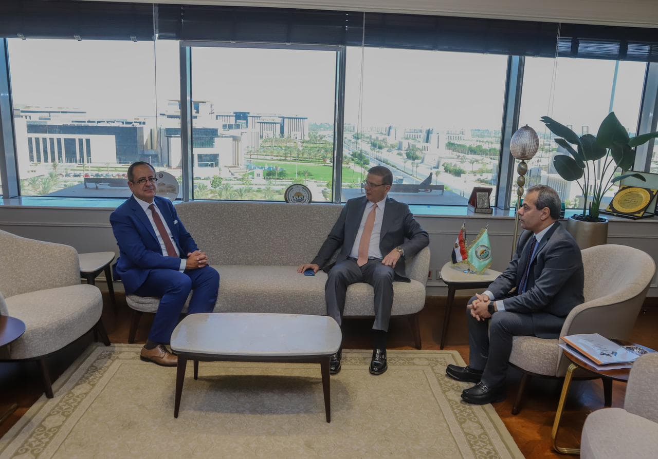 وزير الزراعة يلتقي بالسفير المصري في العراق لتعزيز التعاون