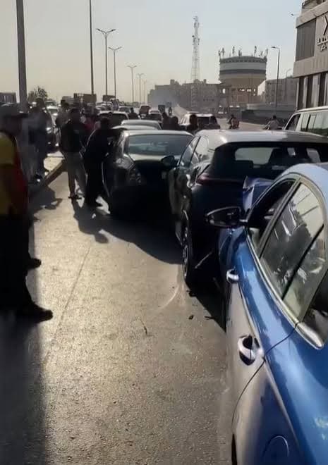 تصادم في مدينة نصر يضر بسيارات والأمن يزيل آثار الحادث